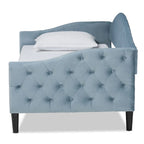 Lit de repos en velours bleu clair, style moderne et contemporain
