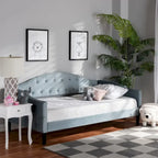 Lit de repos en velours bleu clair, style moderne et contemporain