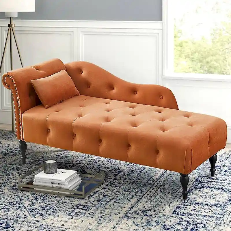 Méridienne 60W en velours, capitonnée avec oreiller et clous décoratifs – 153,9 cm L x 69,8 cm P x 71,9 cm H