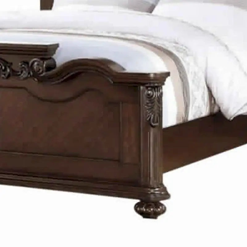 Lit Queen en bois sculpté et rembourré en noyer foncé