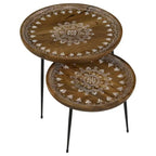Ensemble de 2 tables basses gigognes rondes avec plateaux, bords sculptés, motif décoratif, marron