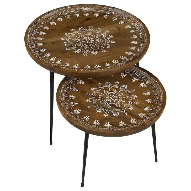 Ensemble de 2 tables basses gigognes rondes avec plateaux, bords sculptés, motif décoratif, marron