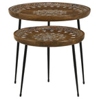Ensemble de 2 tables basses gigognes rondes avec plateaux, bords sculptés, motif décoratif, marron